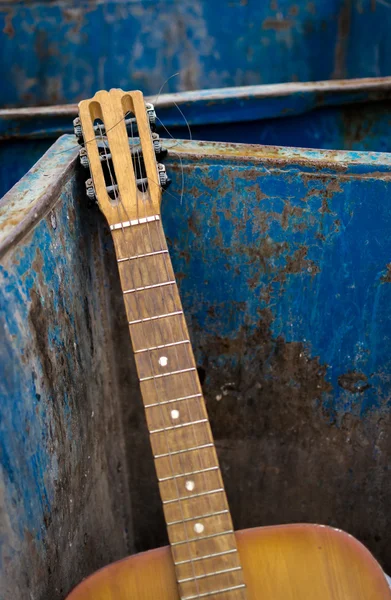 Alte Gitarre und Müllcontainer weggeworfen — Stockfoto