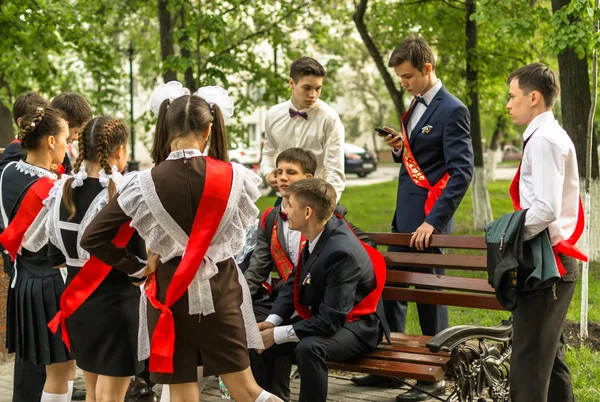 ロシアの小学生が卒業を祝う — ストック写真