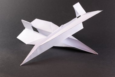 Siyah iki kağıt uçak