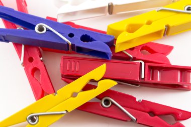 Çok renkli plastik mandal closeup