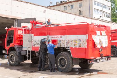 Rus itfaiyeciler Kamaz yangın araç üzerinde çalışma