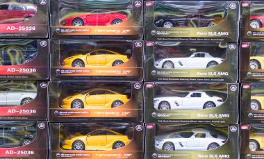 Kutularda Oyuncak Araba Sıraları