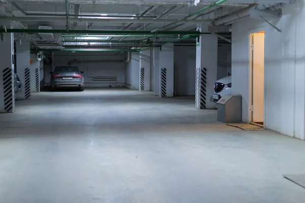 Parque de estacionamento subterrâneo Interior — Fotografia de Stock