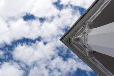 Yunan Roma stili sütun ve gökyüzü