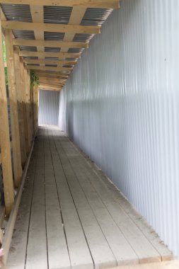 ahşap ve oluklu teneke içinde endüstriyel geçit