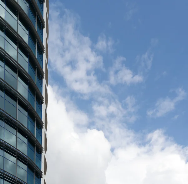 Modern Business Building och Sky — Stockfoto