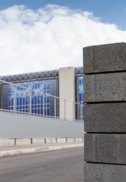 Tegel och Modern byggnad — Stockfoto