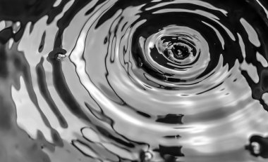 Waterdrops ve su yüzeyinde Ripples