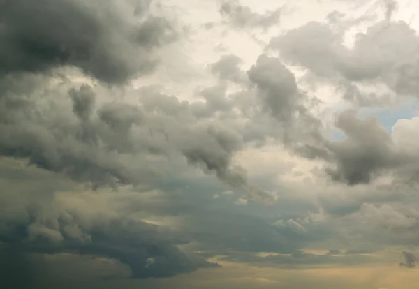 Fluffy Rain Clouds Against Cloud Filled Sky — Fotografie, imagine de stoc