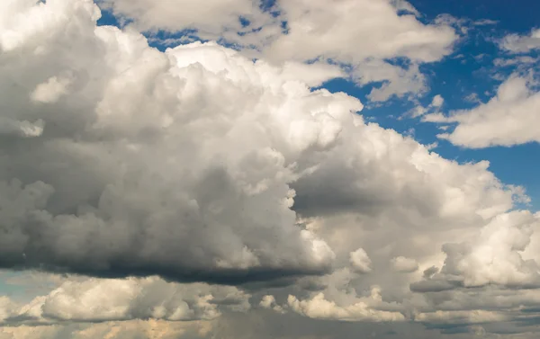 Nori mari de ploaie și cer albastru — Fotografie, imagine de stoc