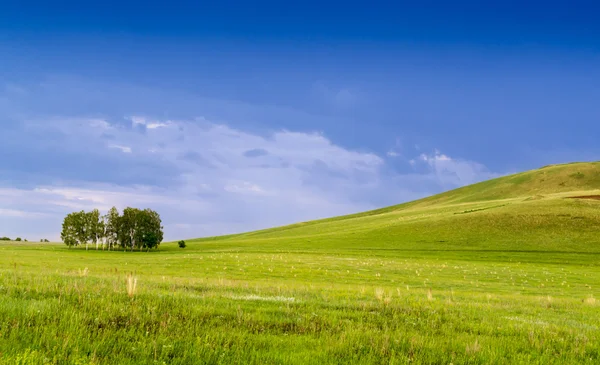 Byn kullar och blå himmel — Stockfoto