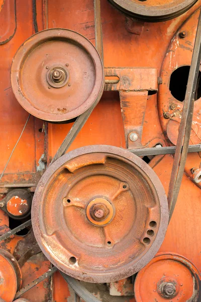 Close-up van oude rode Harvester radertjes — Stockfoto