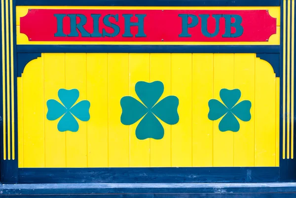 Pub irlandais signe en jaune avec trèfle — Photo