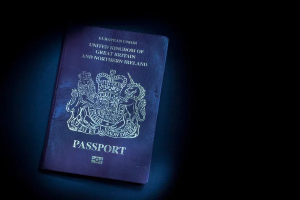 Passaporte britânico na sombra — Fotografia de Stock