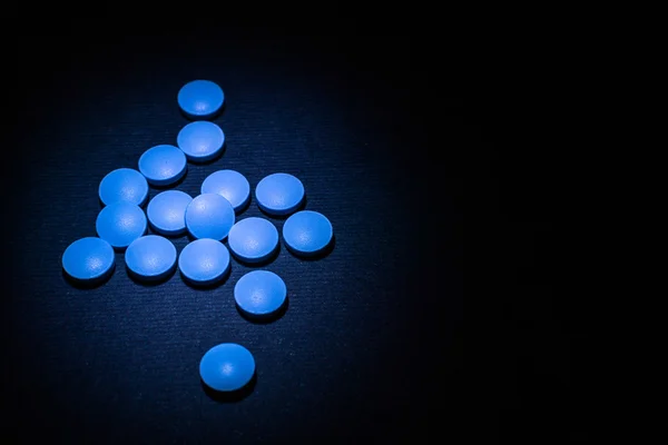 Píldoras de medicina azul y sombra —  Fotos de Stock