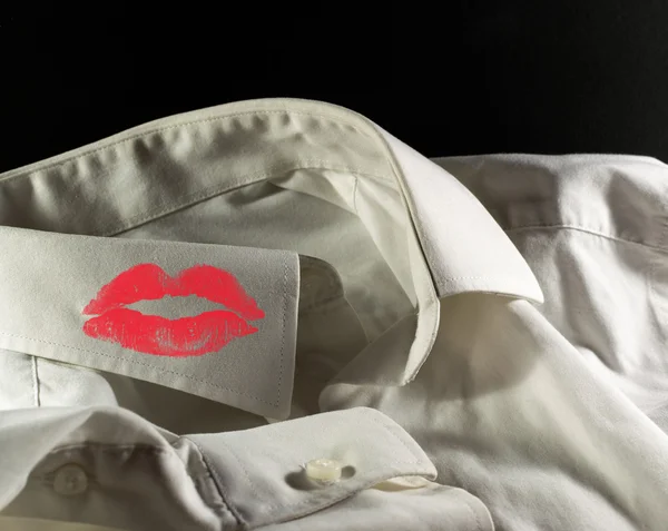 Chemise blanche d'occasion pour homme et rouge à lèvres rouge — Photo