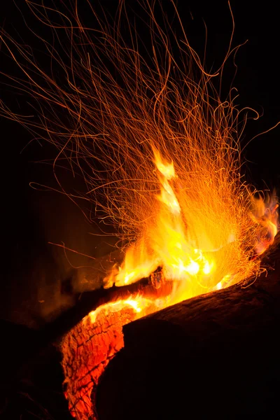 Logboek kampvuur branden 's nachts — Stockfoto