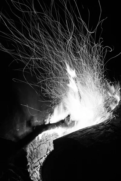 Logboek kampvuur branden 's nachts — Stockfoto