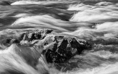 Vahşi Nehir Kayaların Üzerinden Akıyor