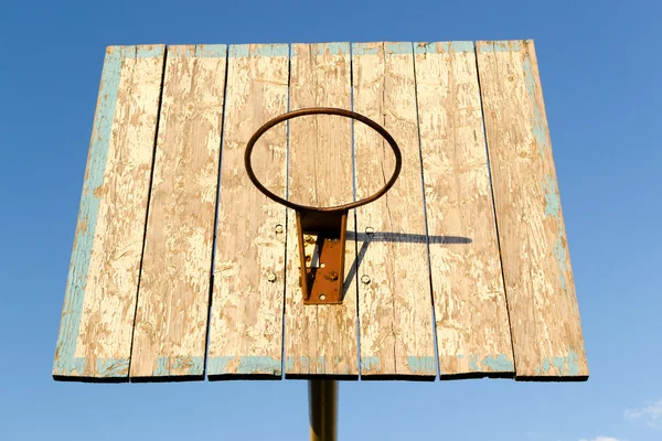 오래 된 녹슨 농구 후프 및 보드 — 스톡 사진