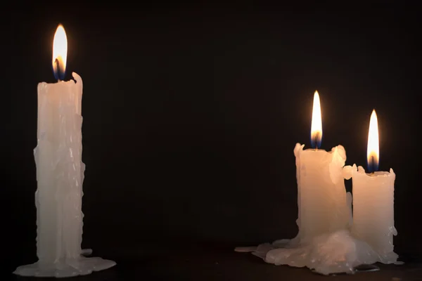 Ночью горят три белые свечи — стоковое фото
