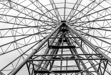 Dönme dolap ve karanlık gökyüzü