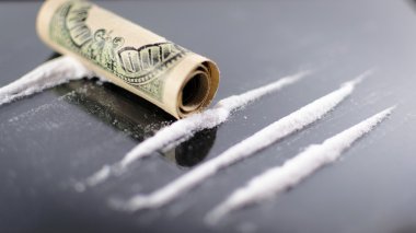 Kokain çizgileri ve 100 dolarlık banknot kadar haddelenmiş