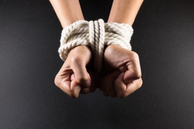 Kadın eller esaret iple bağlanmış