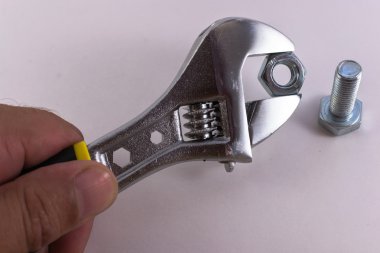 El ve sabitleme için bir cıvata somun anahtarı