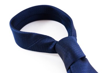 Beyaz arka plan üzerinde tek mavi iş kravat