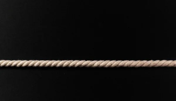 ピンと張った白いロープの 1 つの長さ — ストック写真