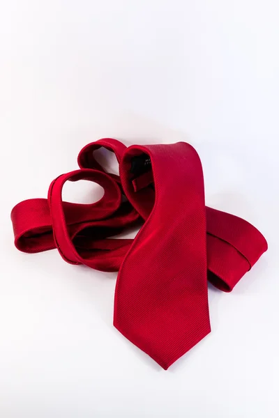 Corbata de seda roja arrugada sobre fondo vertical blanco —  Fotos de Stock