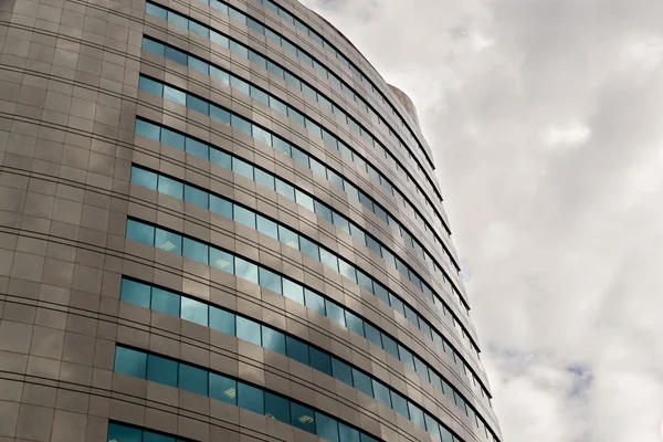 Σύγχρονο κτιριακό συγκρότημα γραφείων έξω από την προβολή, με σύννεφα — Φωτογραφία Αρχείου