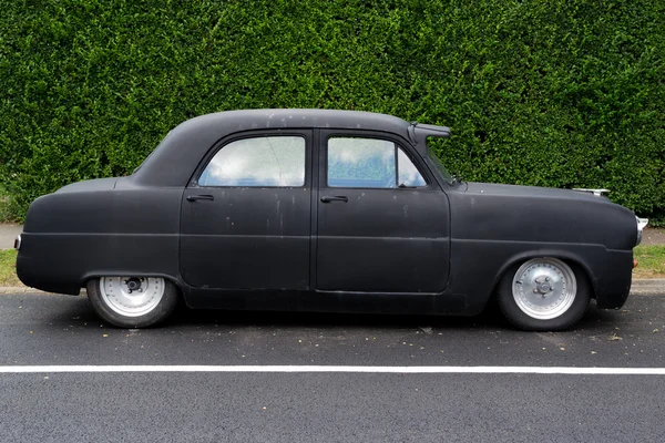 Voiture rétro noire sur route — Photo