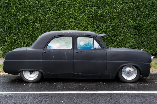 Voiture rétro noire modifiée sur route — Photo