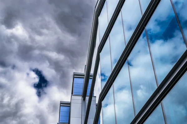 Edificio de oficinas de estilo moderno — Foto de Stock