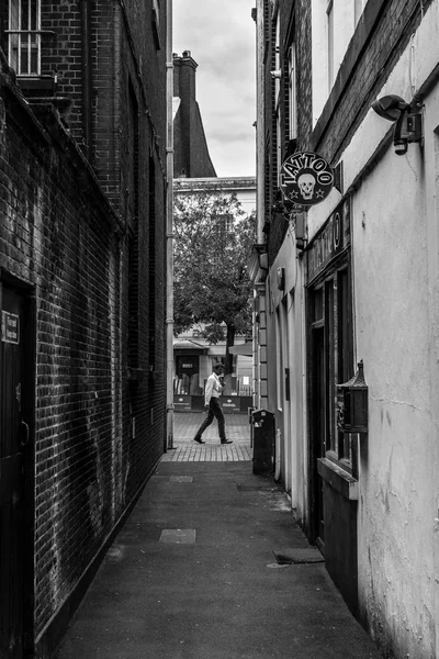 Dark alleyway en man lopen — Stockfoto