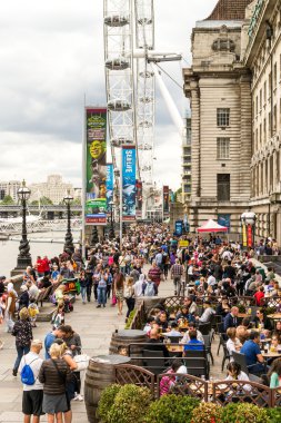 Turist kalabalığından London Eye dışında toplamak