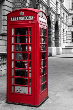 Klasik kırmızı Londra telefon kulübesi
