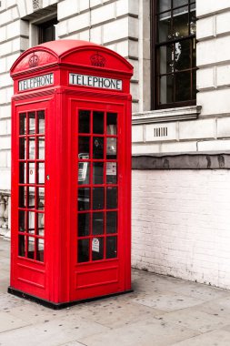 Klasik kırmızı Londra telefon kulübesi