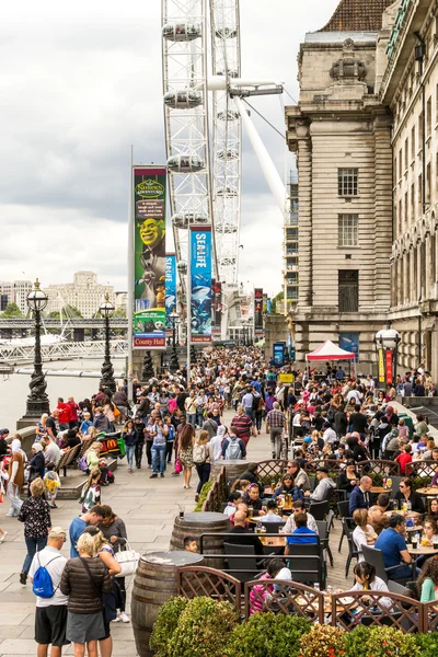 Folle di turisti si riuniscono al di fuori del London Eye — Foto Stock