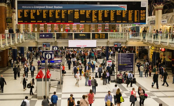 Pendelaars met behulp van de drukke London Liverpool Street Station — Stockfoto