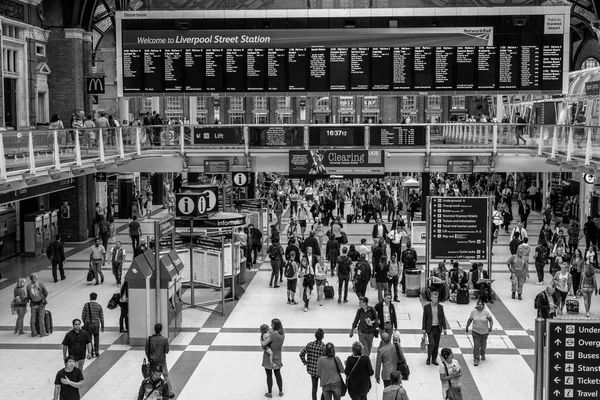 Commuters using the busy London Liverpool Street Station — Stock Photo, Image