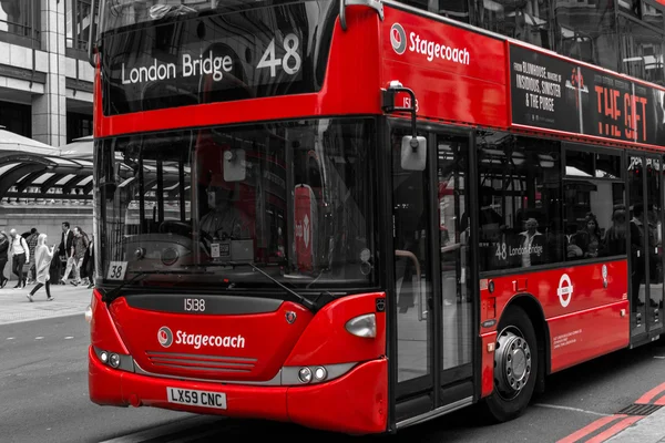Autobús rojo moderno en Londres Bishopsgate — Foto de Stock