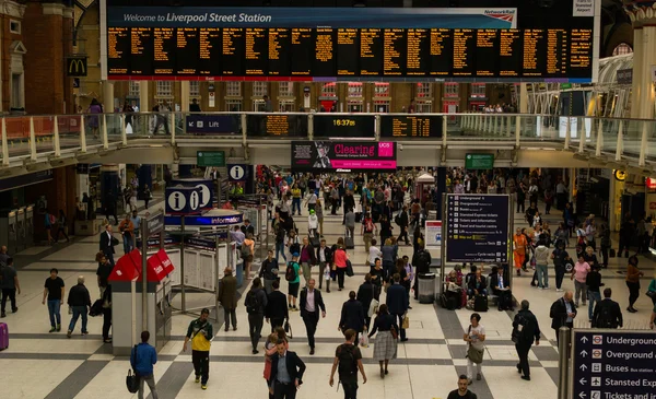 Pendler nutzen den belebten Londoner Bahnhof Liverpool Street — Stockfoto