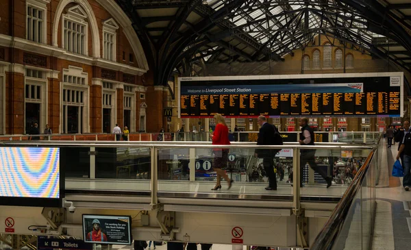 Pendelaars met behulp van de drukke London Liverpool Street Station — Stockfoto