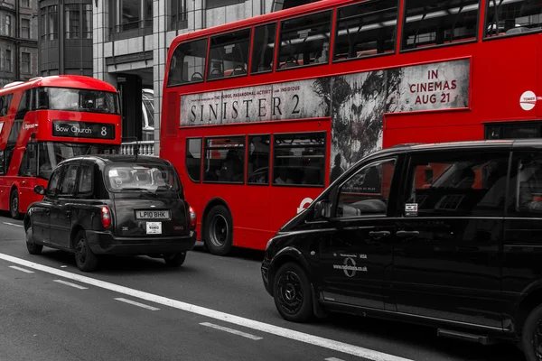 Современные красные автобусы и черные кабины в лондонском Bishopsgate — стоковое фото