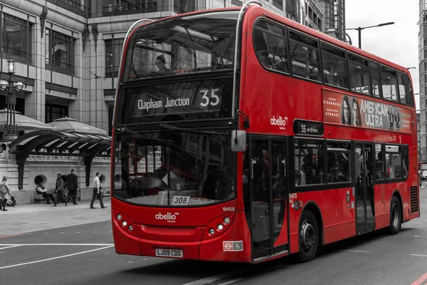 Autobús rojo moderno en Londres Bishopsgate — Foto de Stock