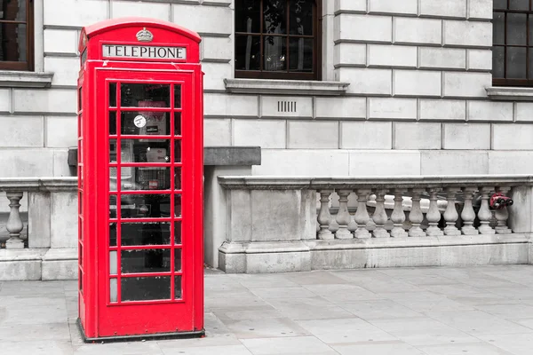 Красный лондонский телефонный ящик — стоковое фото