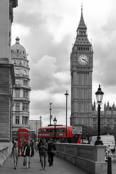 Big Ben famoso marco e ônibus vermelho e telefone — Fotografia de Stock